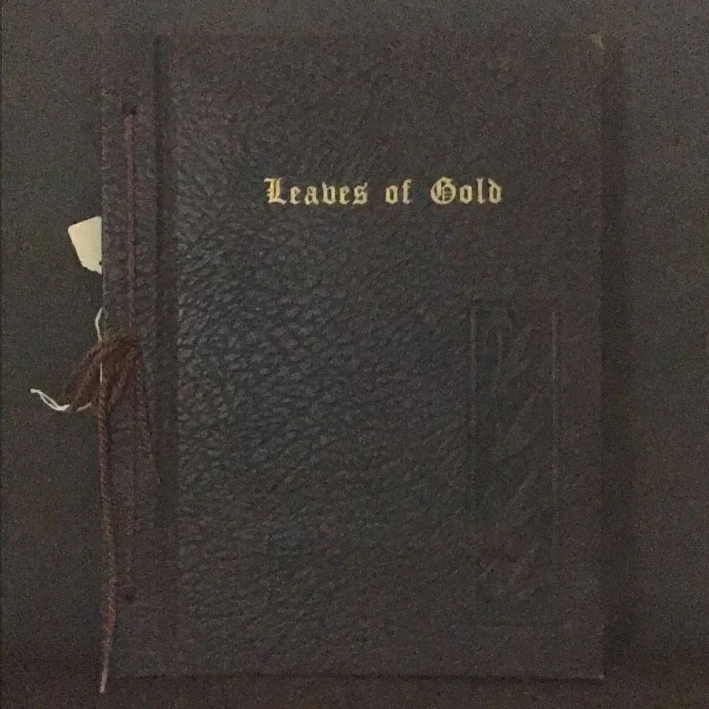 Book Vintage 1948 edition of the leaves of gold ￼